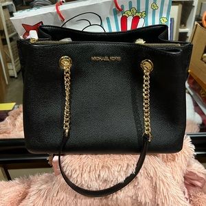 Is a pretty purse is black color the strap is half chain and leather